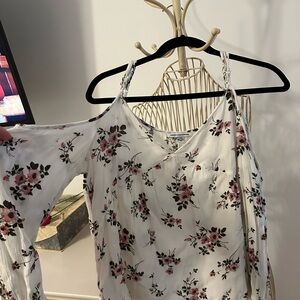 American Eagle Outfitters Floral on the shoulder Top long sleeve